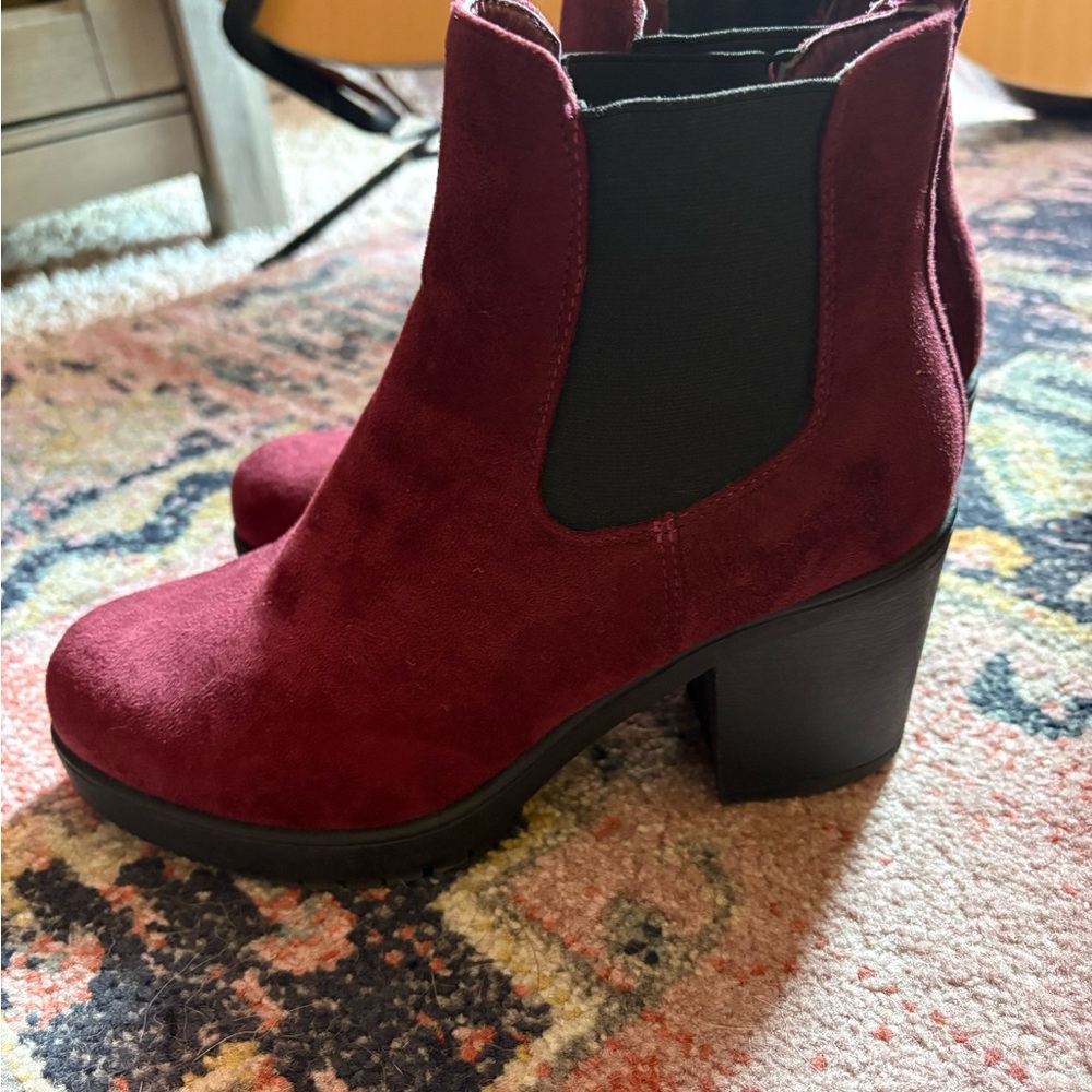 Women's Burgundy Velveteen Chelsea Ankle Boots 8 New w Tread—never worn